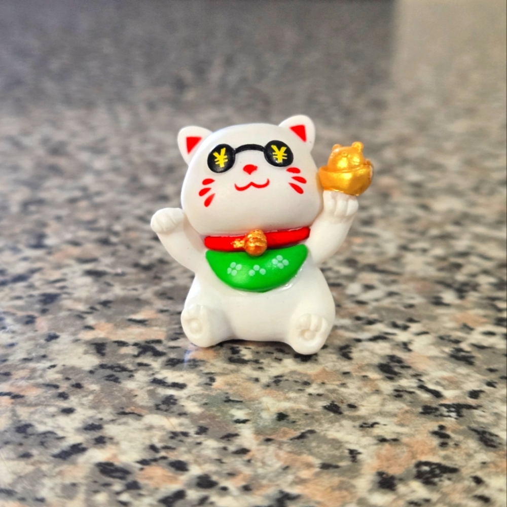 🍒🍒 Lucky Maneki-neko Cat Figurine